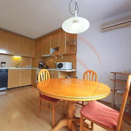 Familly And Friends In Center Apartman